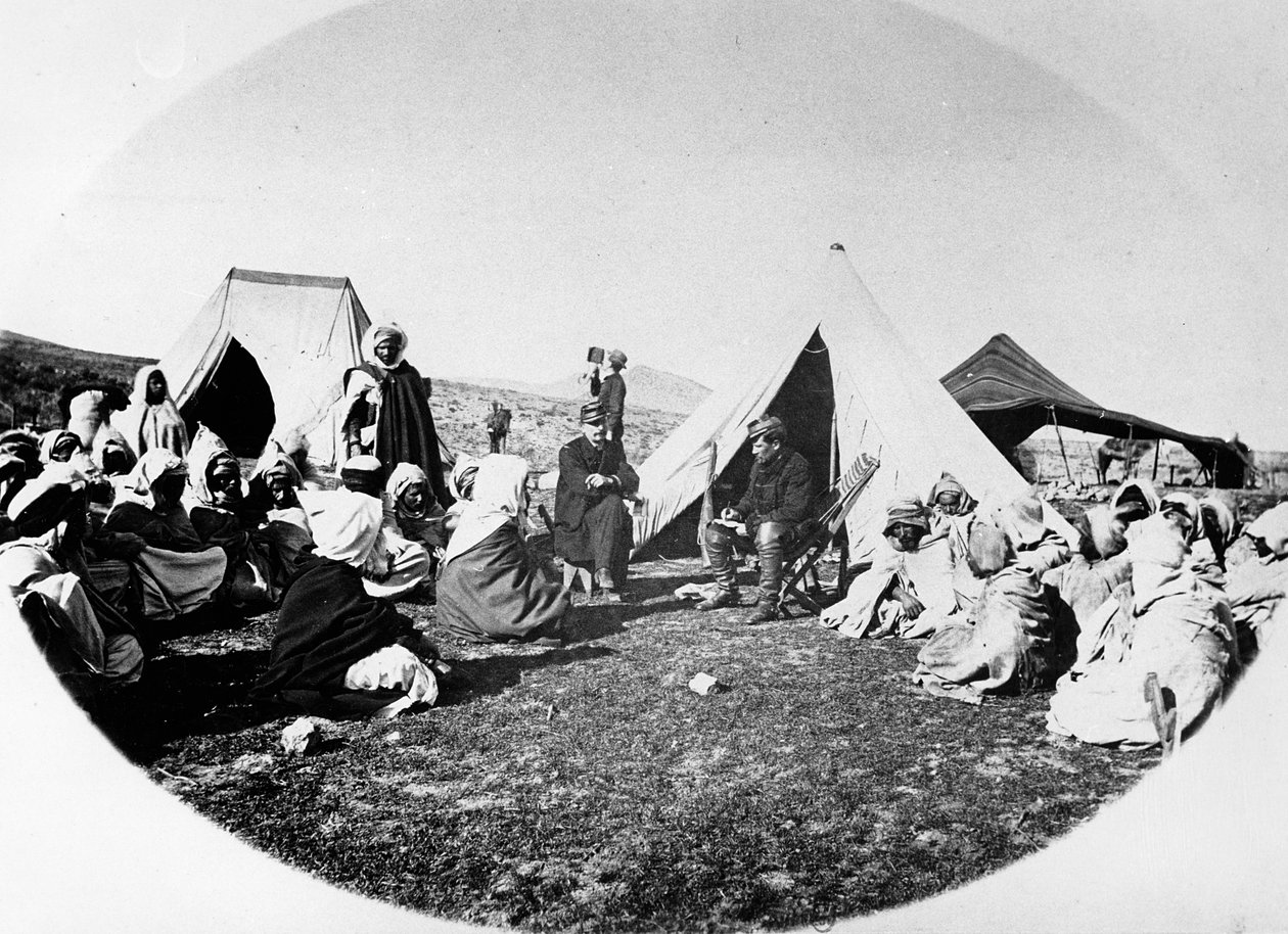 Coronel Arnaudeau ouvindo as alegações de O. Bou Cloun, c.1860-70 de French Photographer