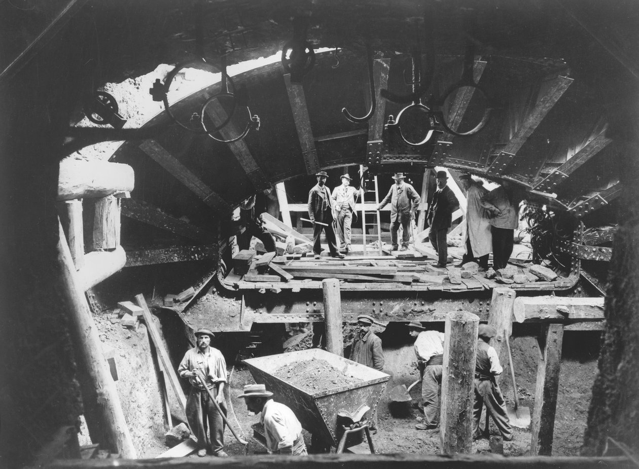 Construção do metrô de Paris, c.1900 de French Photographer