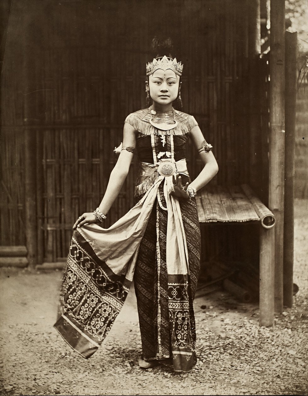 Dançarina na aldeia javanesa, Exposição Universelle, Paris, 1889 (albumen print) de French Photographer