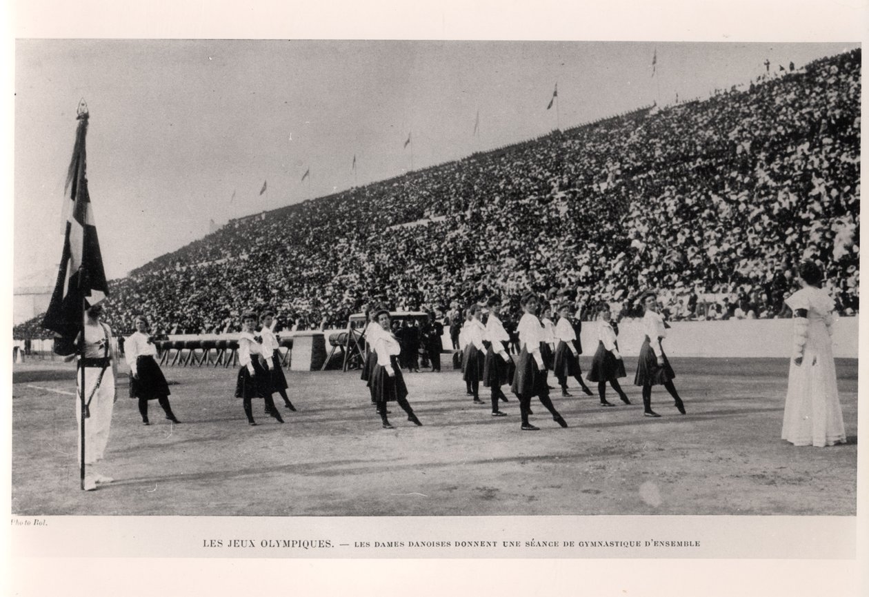 Mulheres dinamarquesas dando uma demonstração de sessão de ginástica de grupo nas Olimpíadas de Atenas, de Les Sports Modernes, 1906 de French Photographer