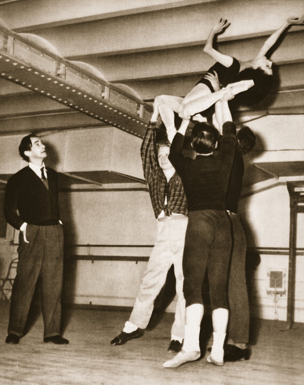 David Lichine durante um ensaio para um coração de diamante, do Grand Ballet de Monte-Carlo, 1949 (fotogravação) de French Photographer