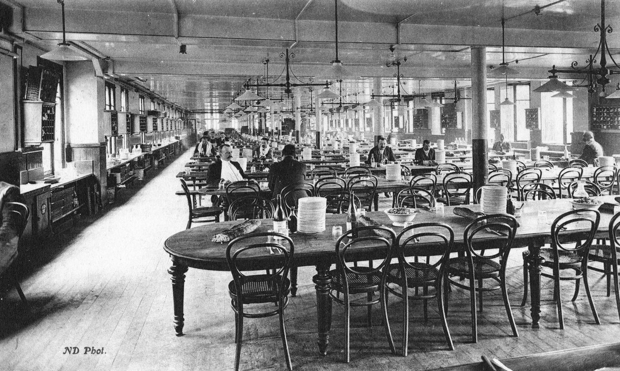 Sala de jantar para funcionários das lojas de departamento Bon Marché, Paris, c.1890 de French Photographer