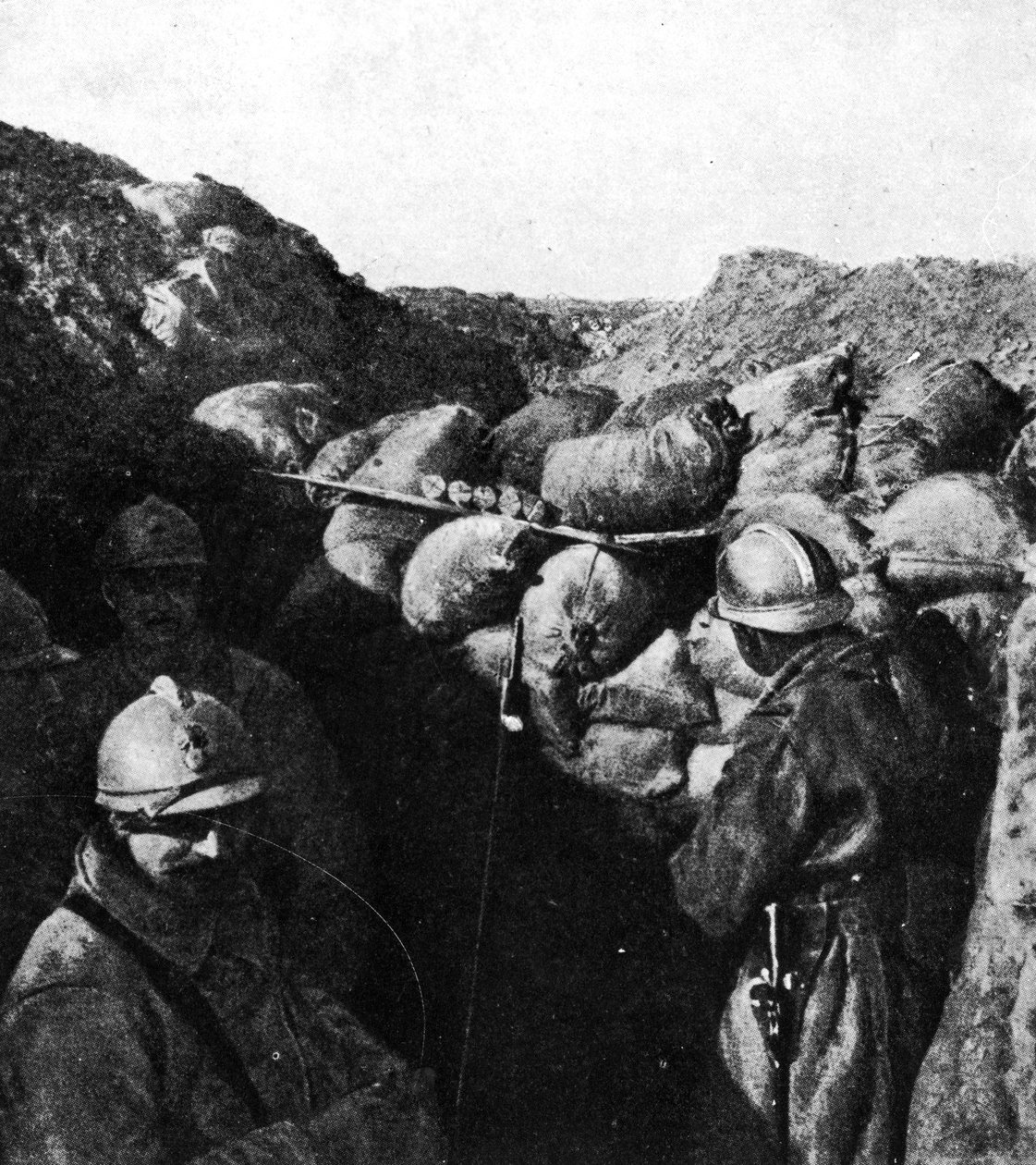 Inimigos na mesma trincheira durante a Primeira Guerra Mundial, soldados franceses e alemães separados apenas por uma parede de sacos de areia (foto bw) de French Photographer