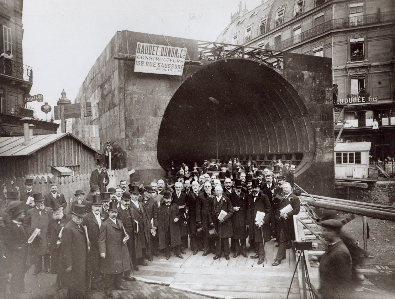 Delegação em inglês visitando Paris durante a construção do metrô, c.1905 de French Photographer