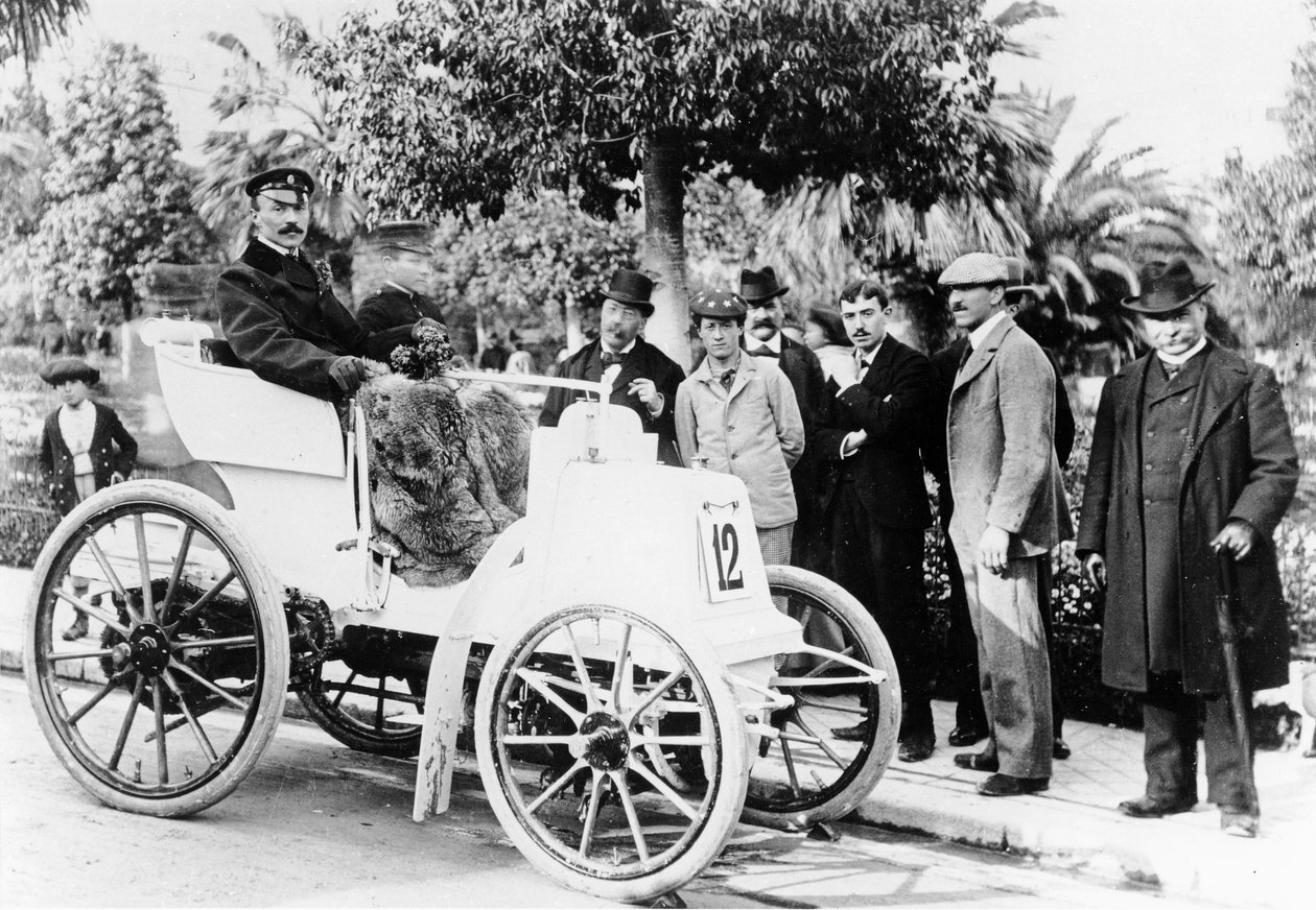 F. Charron, vencedor da corrida Marseille-Nice, em um carro da Panhard-Levassor com pneus Michelin, 1898 de French Photographer