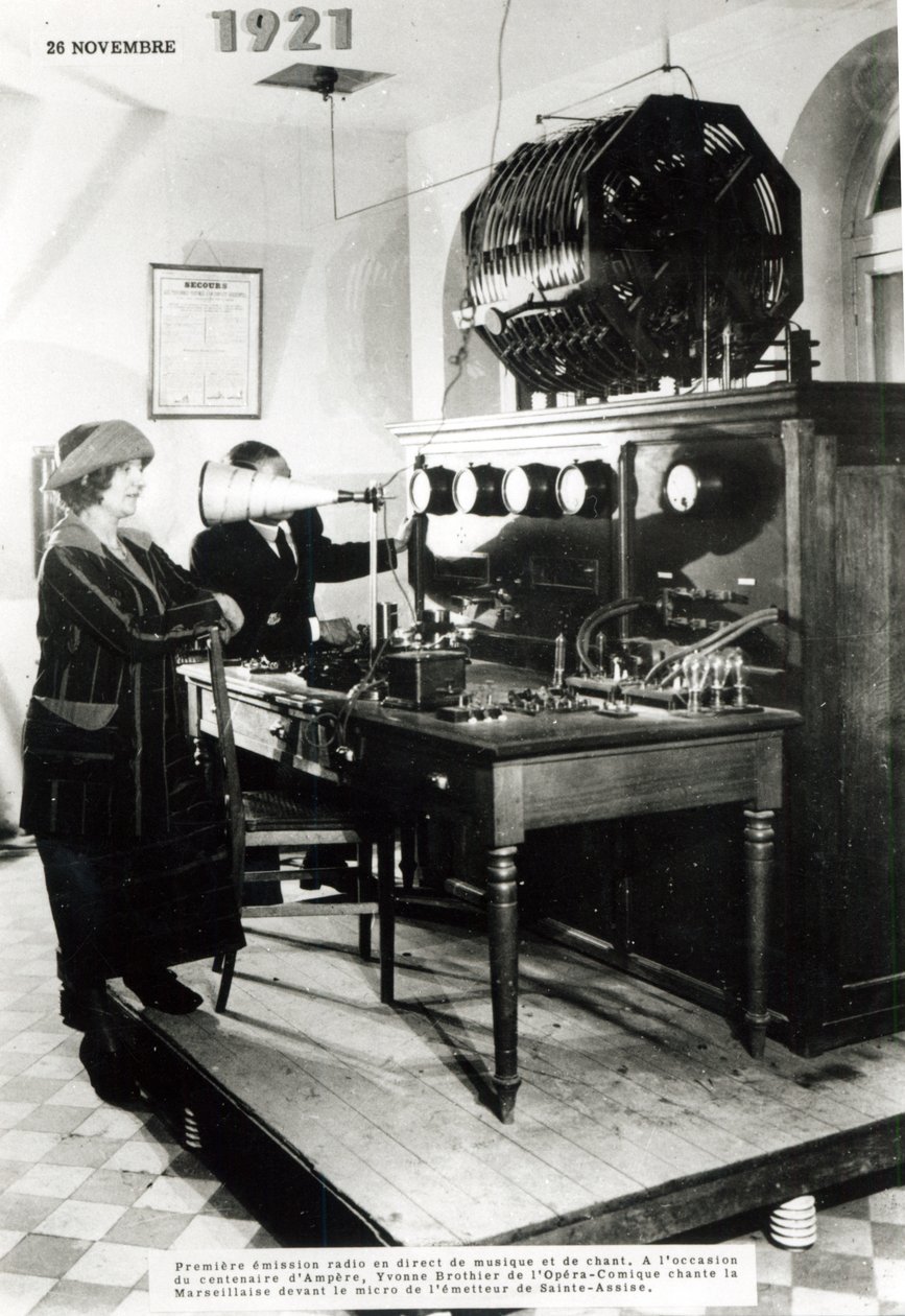 Primeira rádio pública francesa transmitida da estação de rádio de Sainte-Assise em 26 de novembro de 1921 de French Photographer