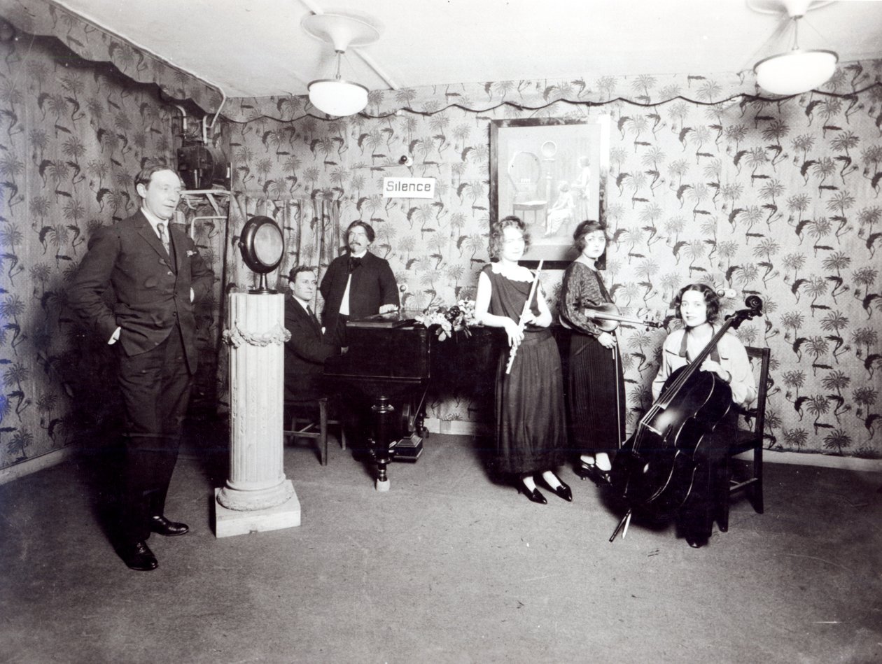 Estúdio de Gravação de Rádio Francês, c. 1920-30 de French Photographer