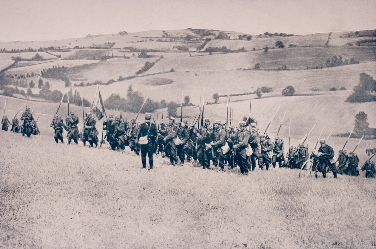 Infantaria francesa avançando por terras agrícolas no nordeste da França de French Photographer