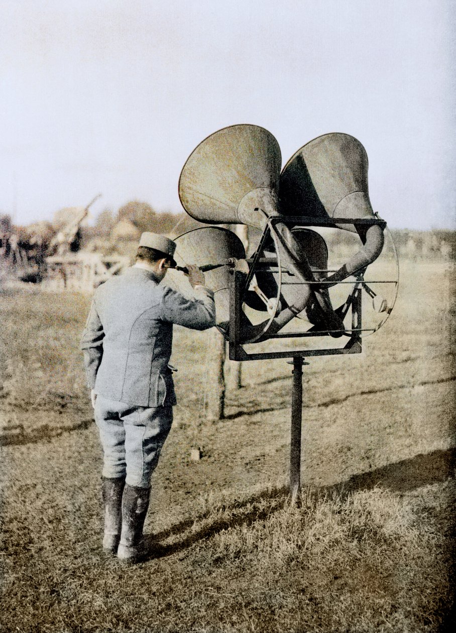 Soldado francês com um dispositivo de escuta acústica capaz de rastrear aviões, em preparação para a artilharia antiaérea, França, c.1916-18 (autocrômico) de French Photographer