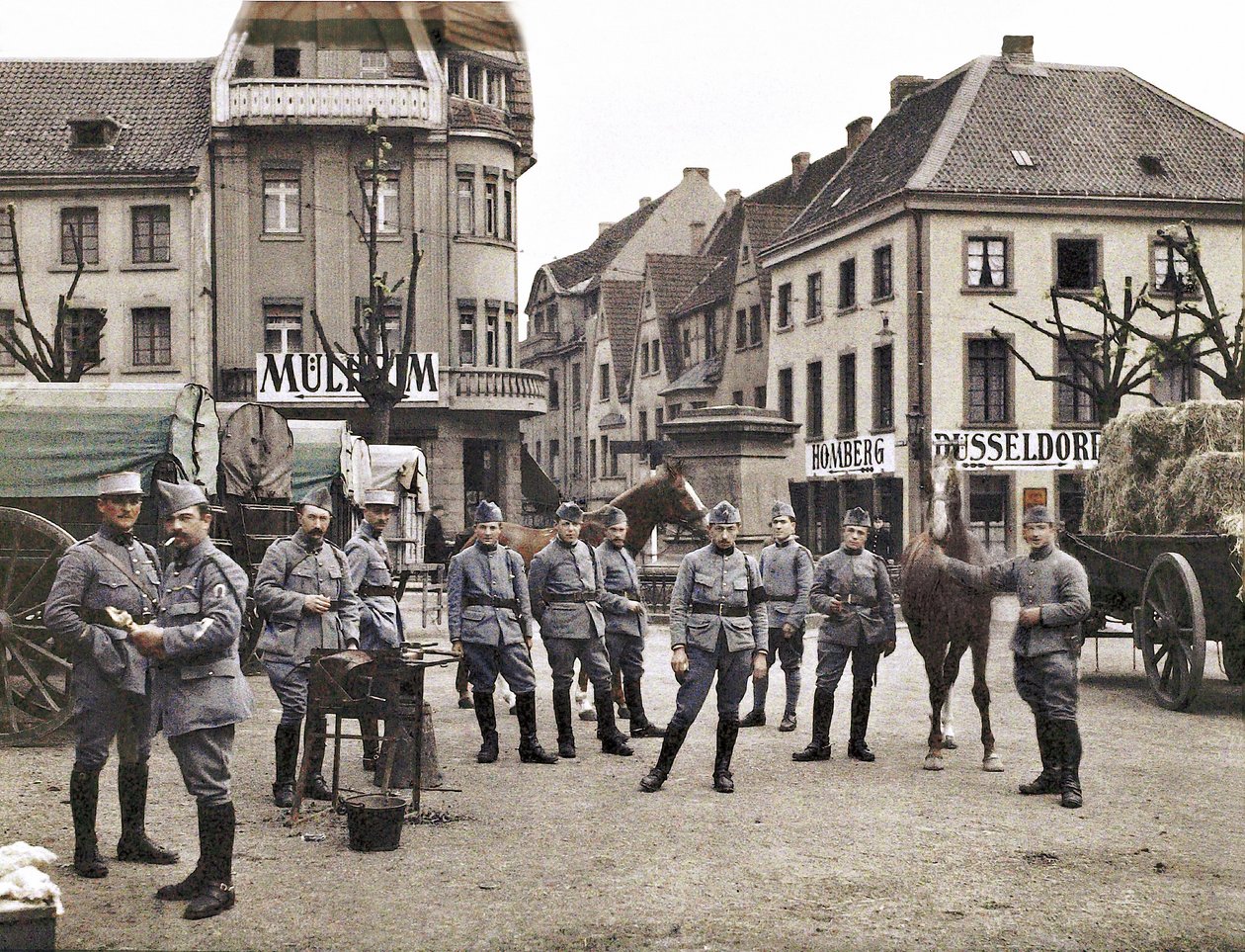 Soldados franceses no mercado de Ratingen, após a ocupação da zona desmilitarizada da Renânia por tropas belgas e francesas, Alemanha, 1921 (autocrômico) de French Photographer