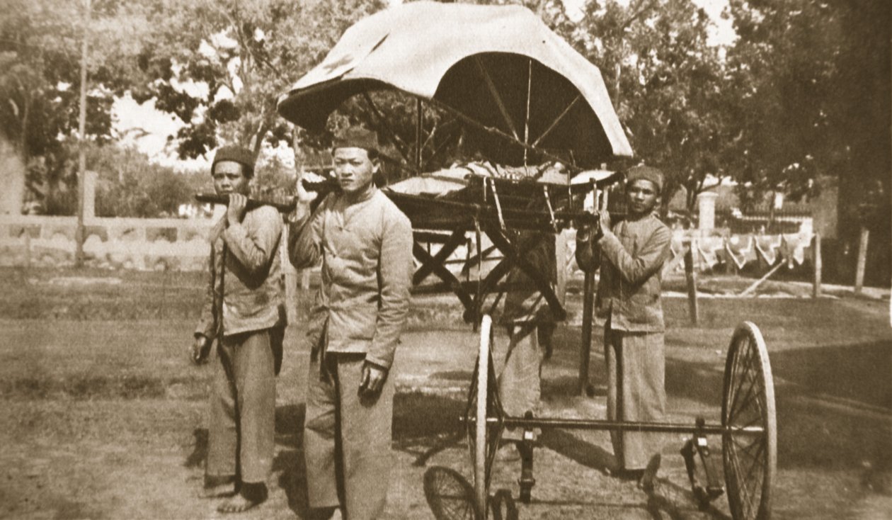 Do Extremo Oriente à Batalha Européia: uma festa da Cruz Vermelha, do The Illustrated War News, 21 de junho de 1916 (foto sépia) de French Photographer