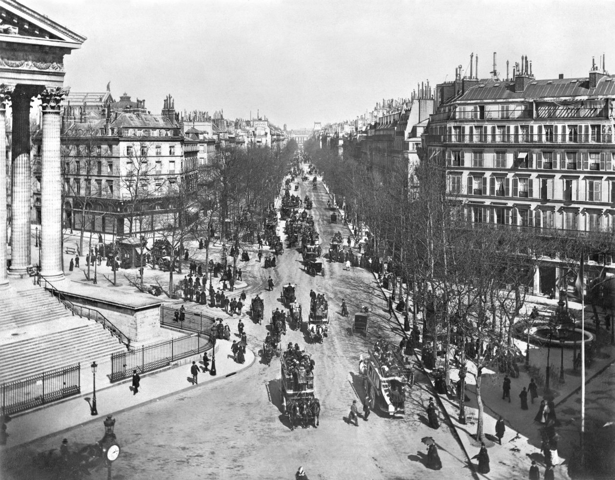 Vista geral da Place de la Madeleine, final do século XIX de French Photographer