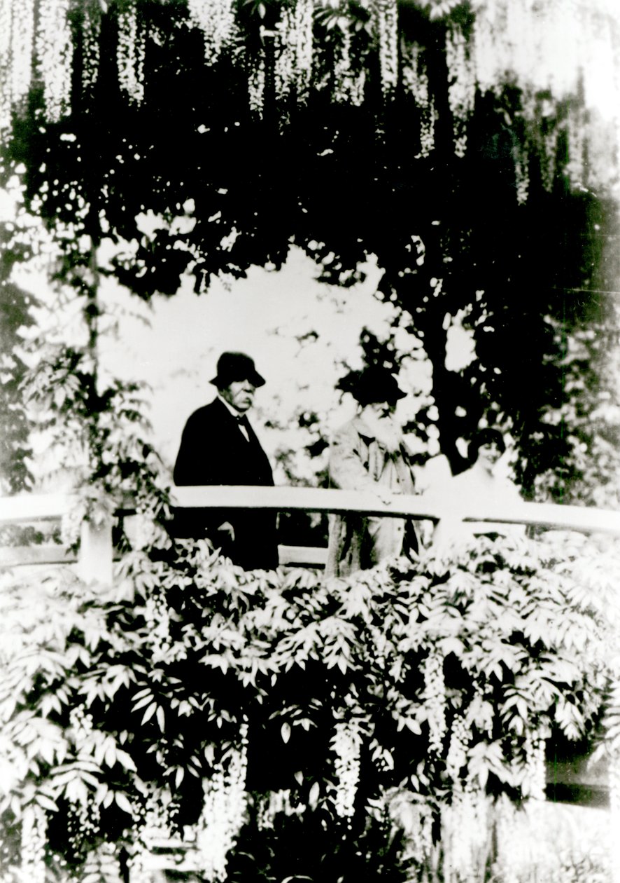Georges Clemenceau (1841-1929) Claude Monet (1841-1926) e Alice Butler (1894-1949) na ponte japonesa no jardim de Monets, Giverny, 1921 de French Photographer