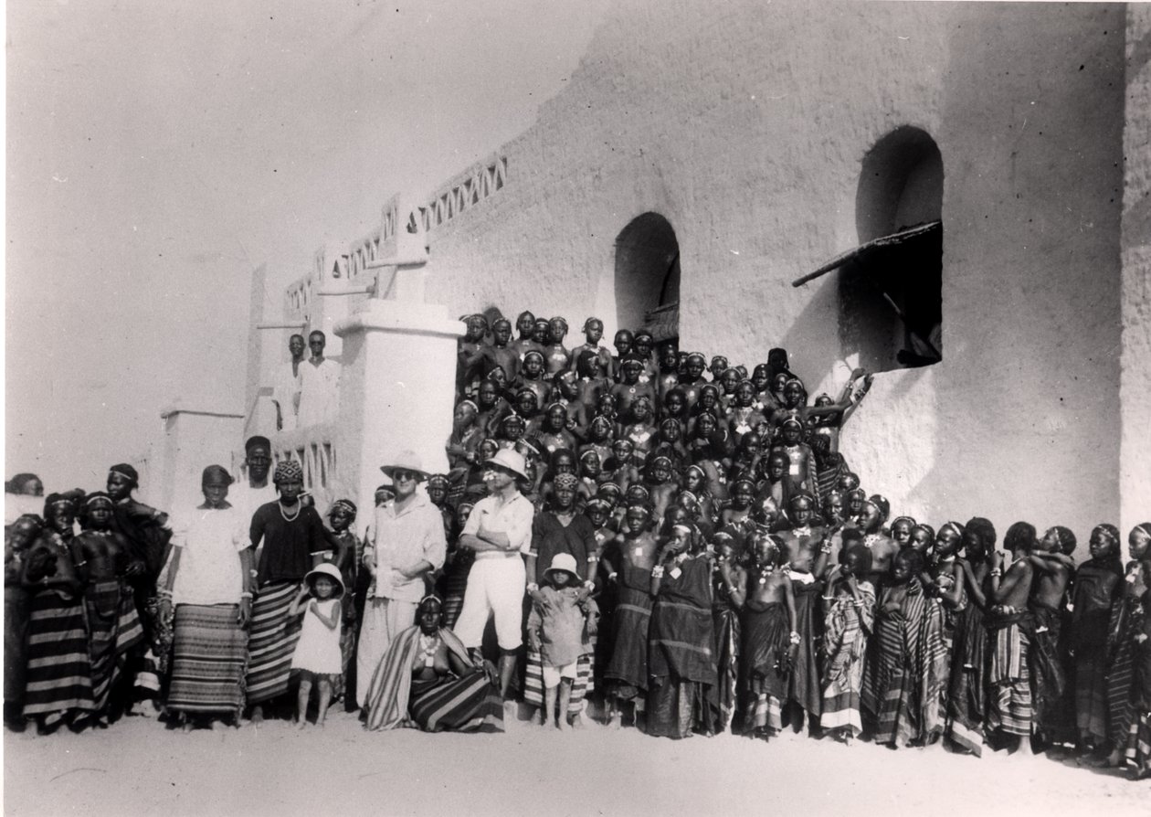 Grupo de jovens em frente à residência em Filinge perto de Nyamey, Níger, 1929 de French Photographer