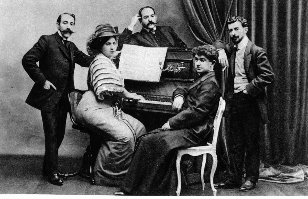 Fotografia de grupo dos membros dos Apaches - (da esquerda para a direita) Ricardo Vines, Madame e Monsieur Robert Mortier, Abbe Leonce Petit e Maurice Ravel, c.1900 de French Photographer