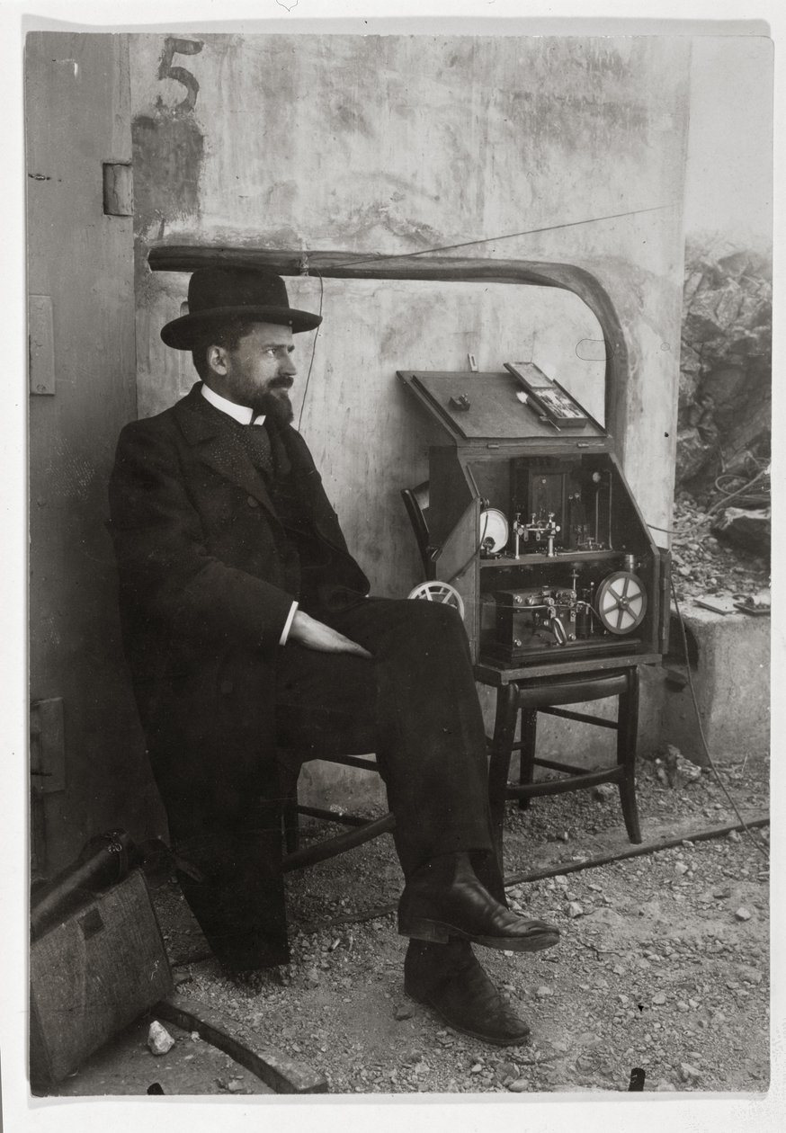 Gustave Ferrie ao lado de sua primeira máquina da TSF, c.1900 de French Photographer