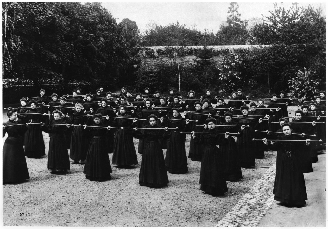 Ginástica na Escola Normal de Professores de Mayenne, c.1900 de French Photographer