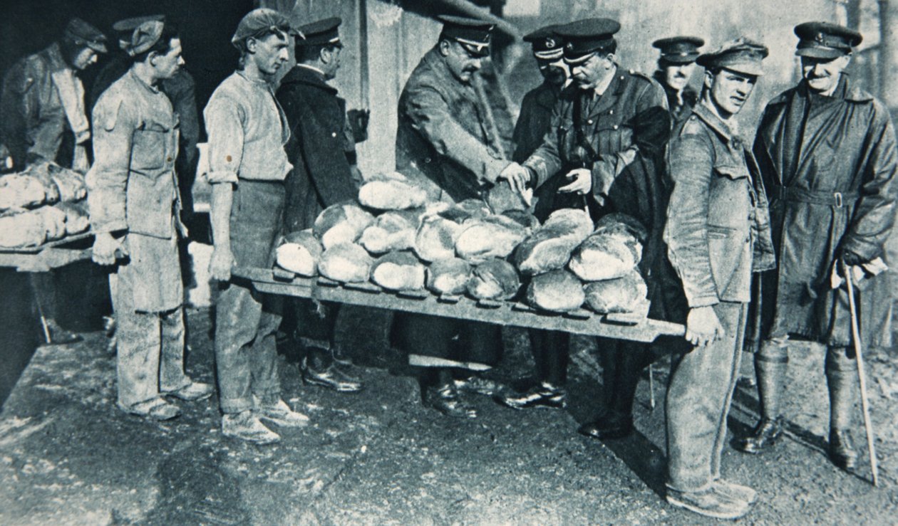 Inspecionando o pão em uma padaria na França, ilustração do The Illustrated War News, janeiro de 1917 de French Photographer