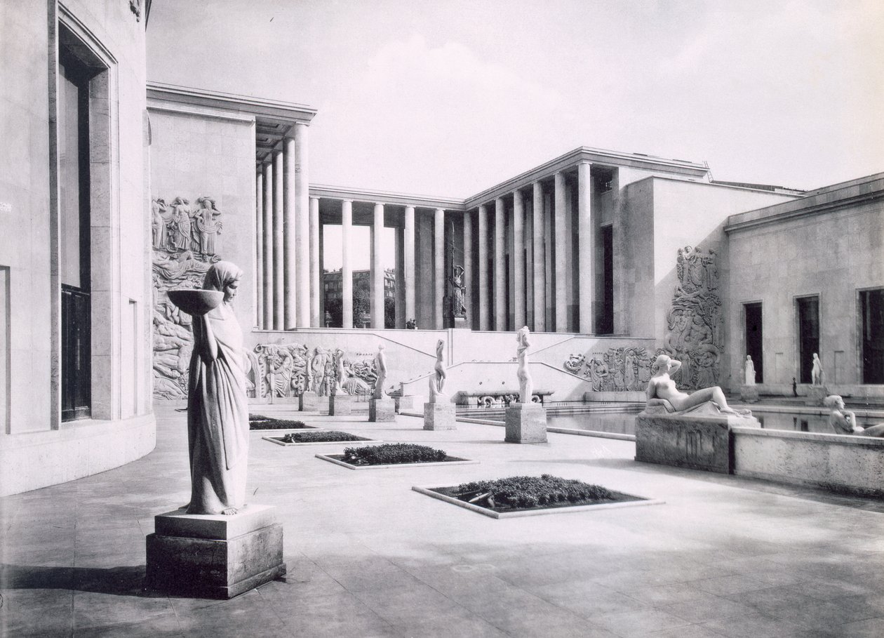 Pátio interior do Museu de Arte Moderna na Exposição Internacional de Paris, 1937 de French Photographer
