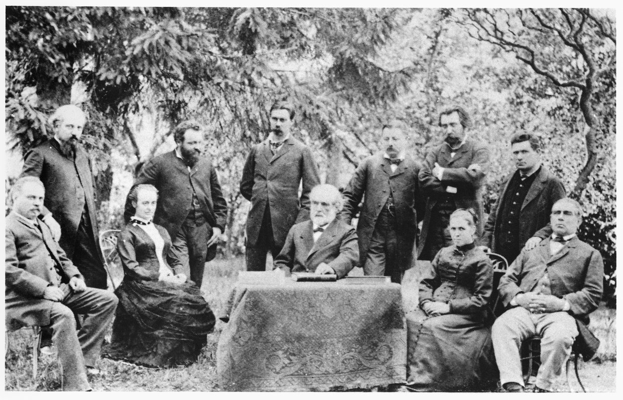 Jean-Baptiste Andre Godin (1817-1888), juntamente com os membros do primeiro encontro de gestão do Guise Familistery, 1885 de French Photographer