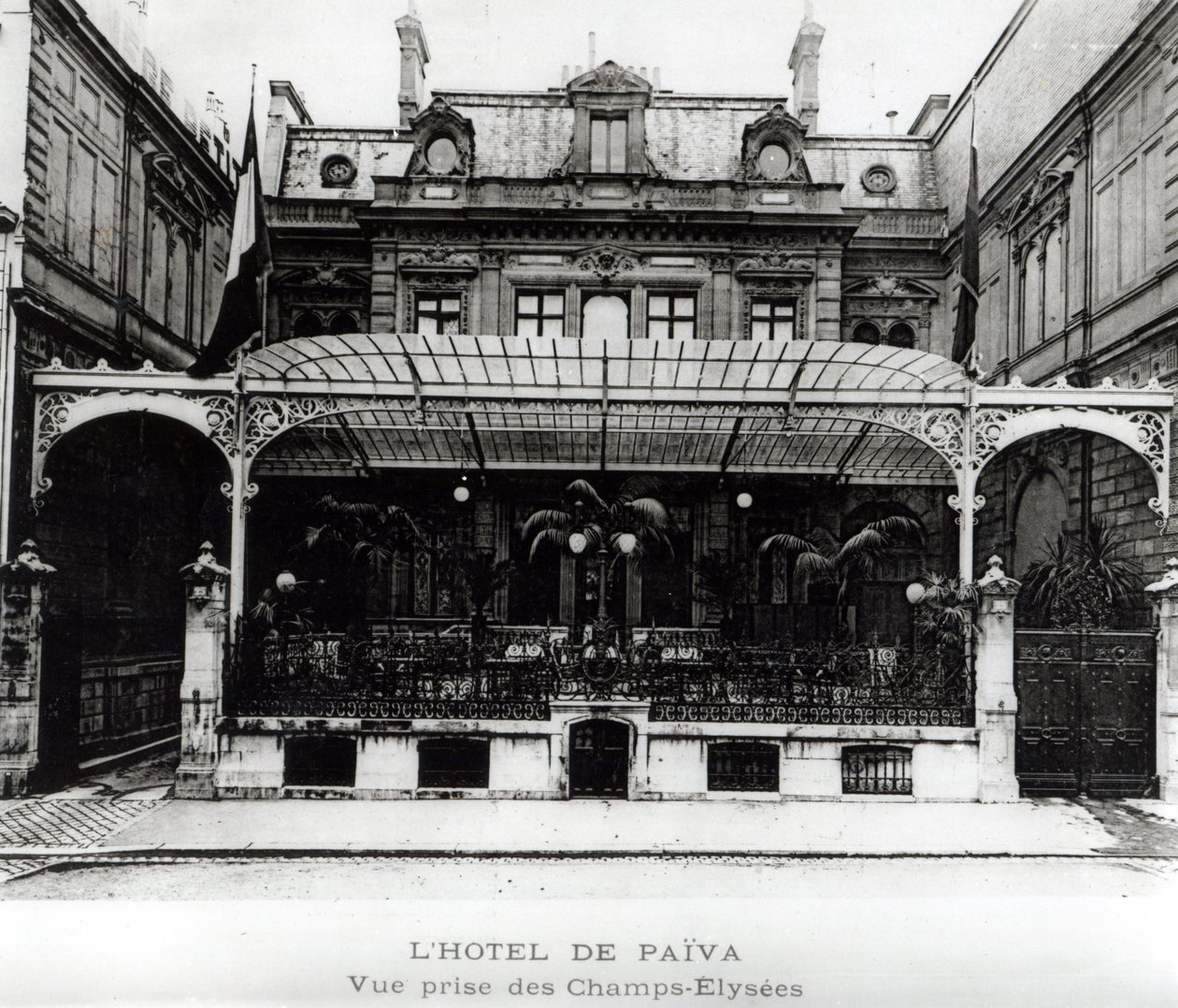 LHotel de Paiva on the Champs-Elysees  de French Photographer