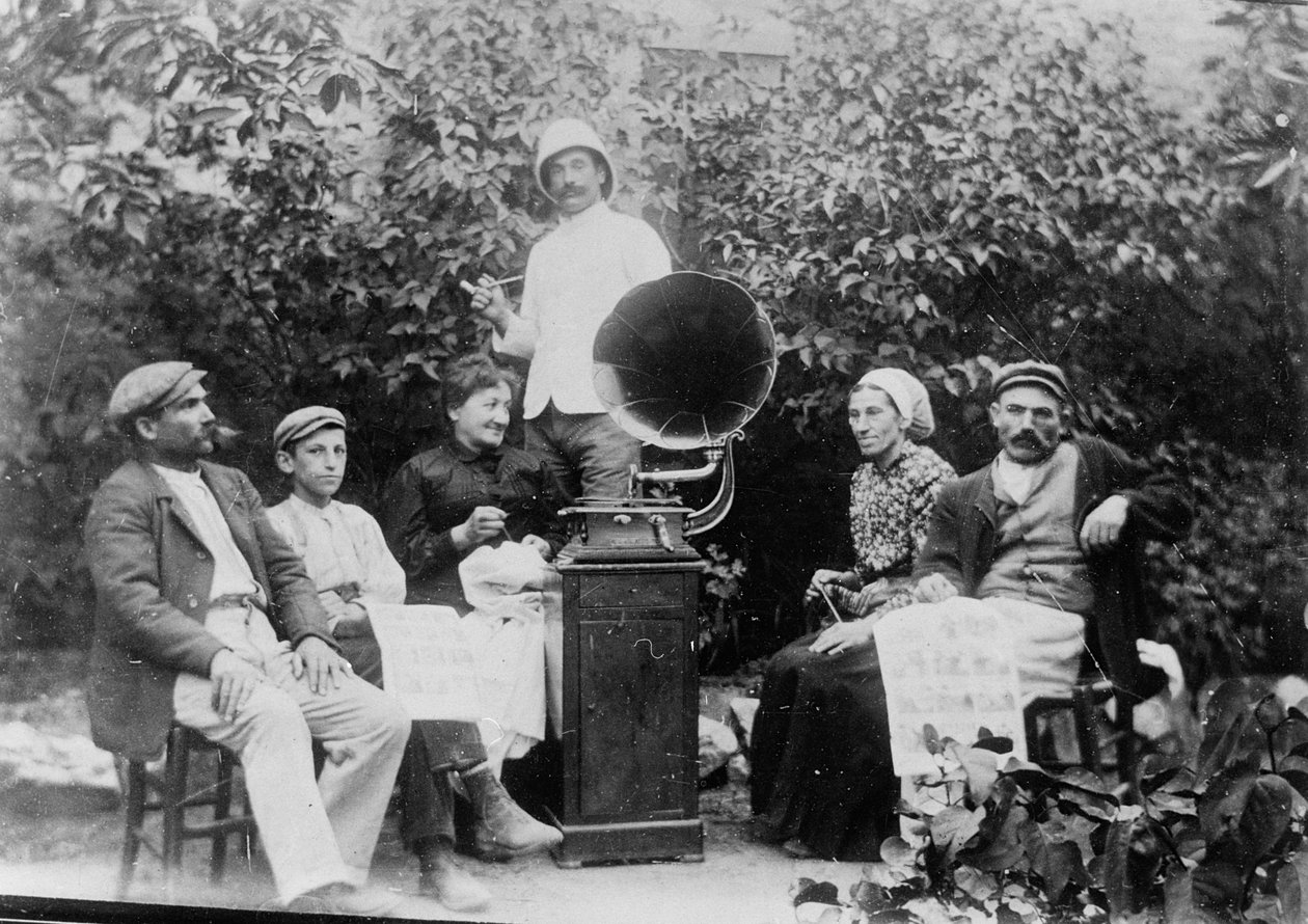 Ouvindo o gramofone perto de Beziers, c. 1910 de French Photographer
