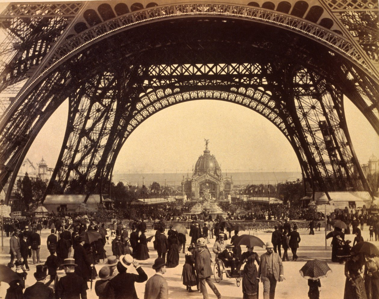 Olhando através da base da Torre Eiffel, vista para o Domo Central, Paris Exhibition, 1889 (foto sépia) de French Photographer