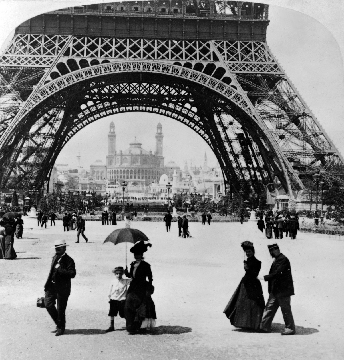 Olhando através da base da torre Eiffel para a estação Trocadero e Colonial, Paris Exhibition, 1900 de French Photographer