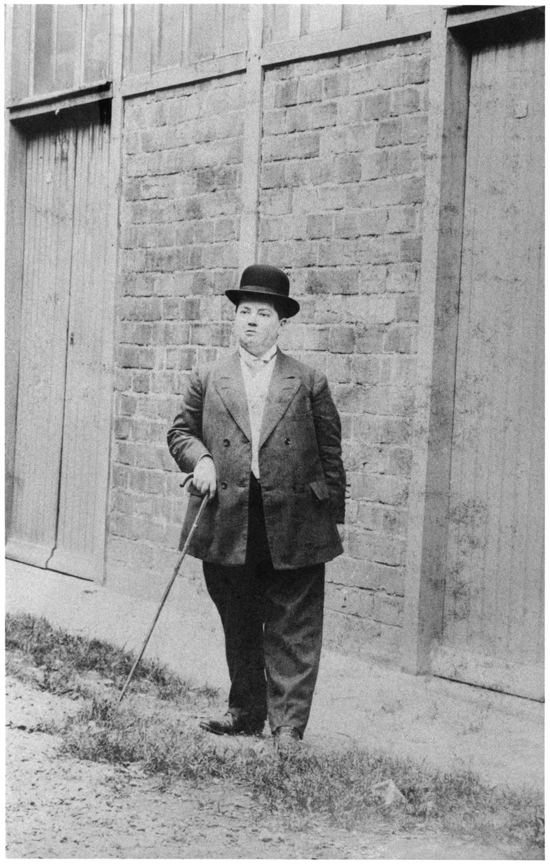 Madeleine Pelletier (1874-1939) vestida de homem, candidata do Partido Socialista no 7º arrondissement, Paris, maio de 1912 de French Photographer