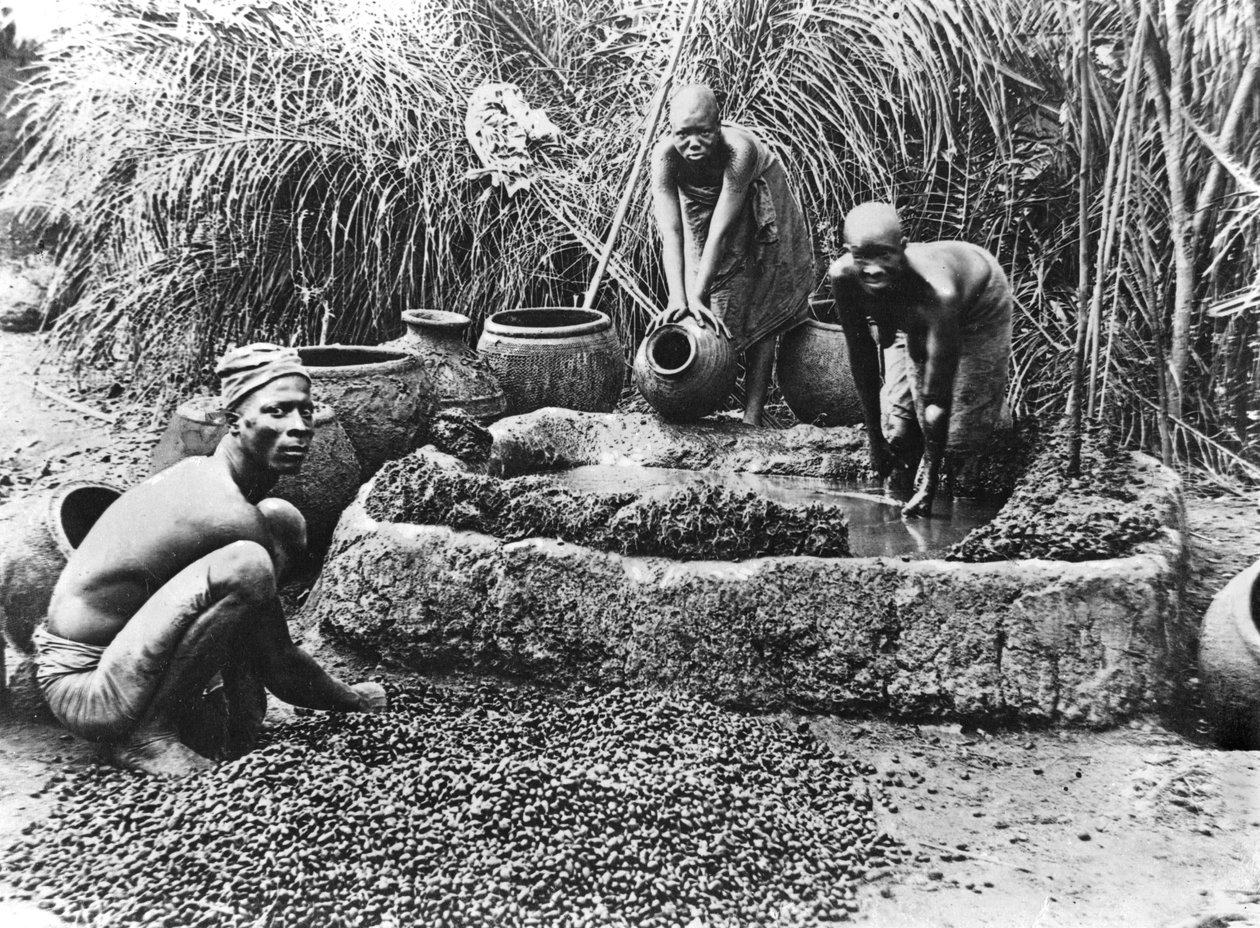 Fazendo óleo de palma em Dahomey, c.1900 de French Photographer