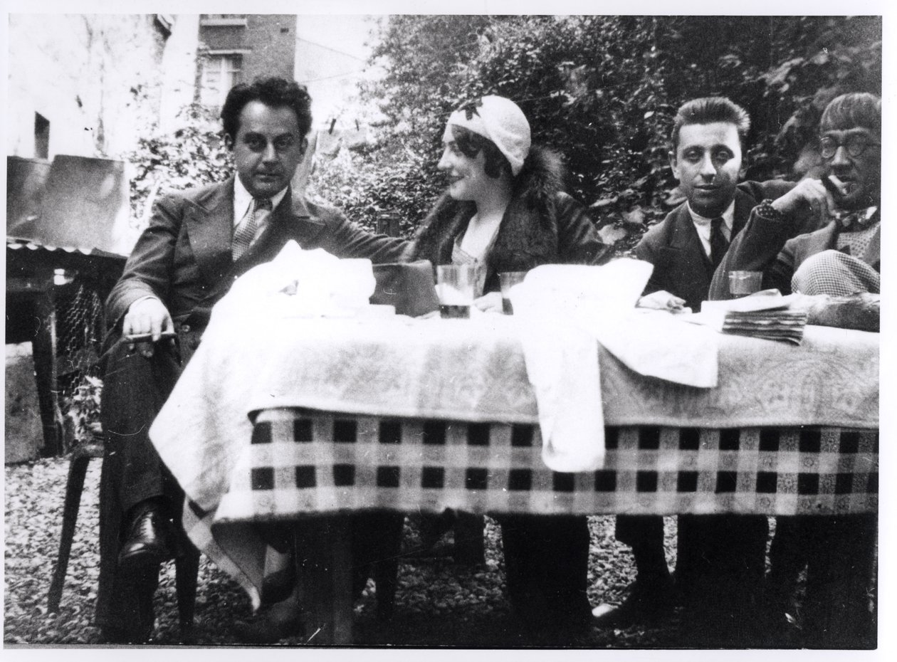 Man Ray (1890-1976) Madeline Ansbach, Robert Desnos (1900-45) e Leonard Foujita (1886-1968) c.1930 de French Photographer
