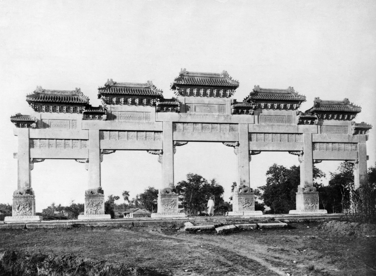 Portão de mármore da entrada norte dos túmulos da dinastia Ming, Pequim, China de French Photographer