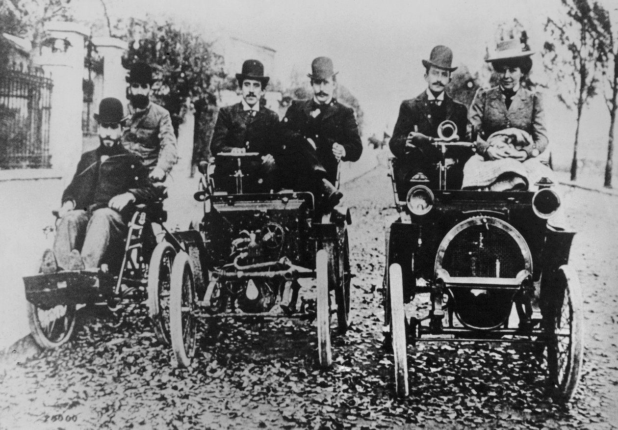 Marcel (d.1903) e Louis (1877-1944) Renault dirigindo, 1898 de French Photographer