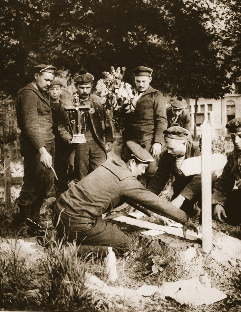 Fuzileiros marinhos decoram um túmulo no cemitério Nieuport, 1915 (foto sépia) de French Photographer