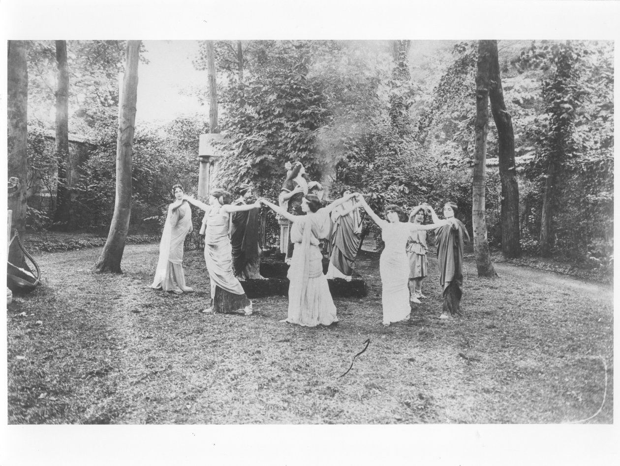 Nathalie Clifford Barney (1876-1972) com dançarinas vestidas de togas de French Photographer