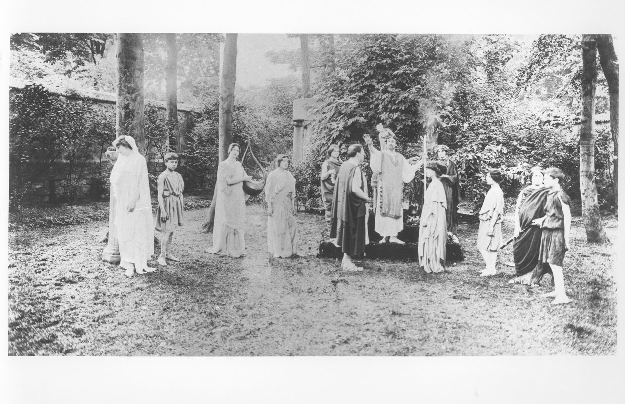 Nathalie Clifford Barney (1876-1972) com dançarinas vestidas de togas de French Photographer
