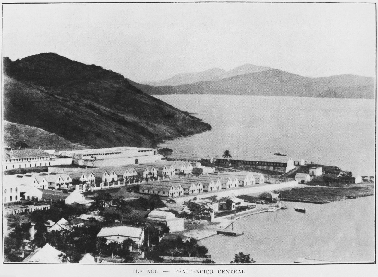 Nova Caledônia, Ilha de Nou, a prisão central, de La Depeche Coloniale, 1903 de French Photographer