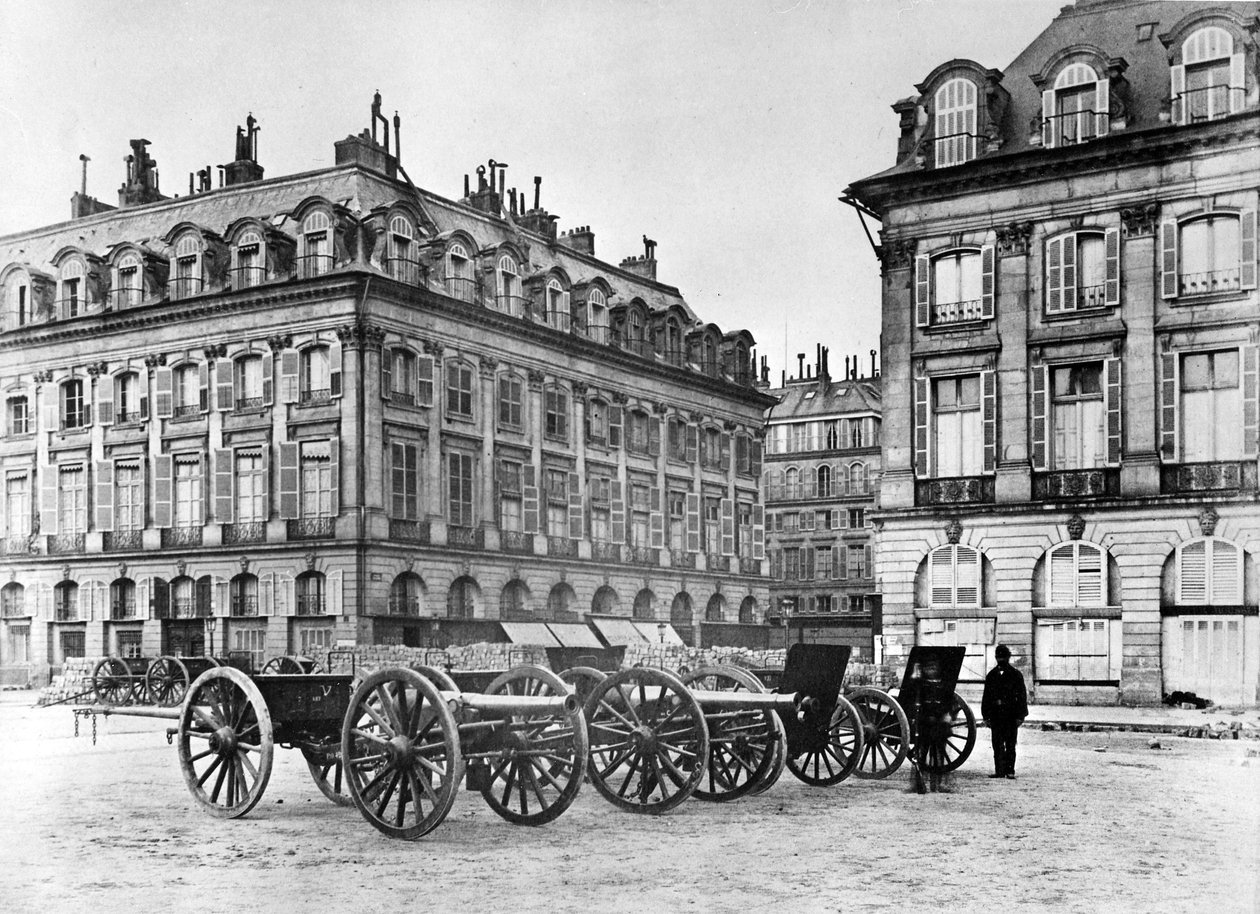 Rua de Paris com barricada e canhões, 1870 de French Photographer