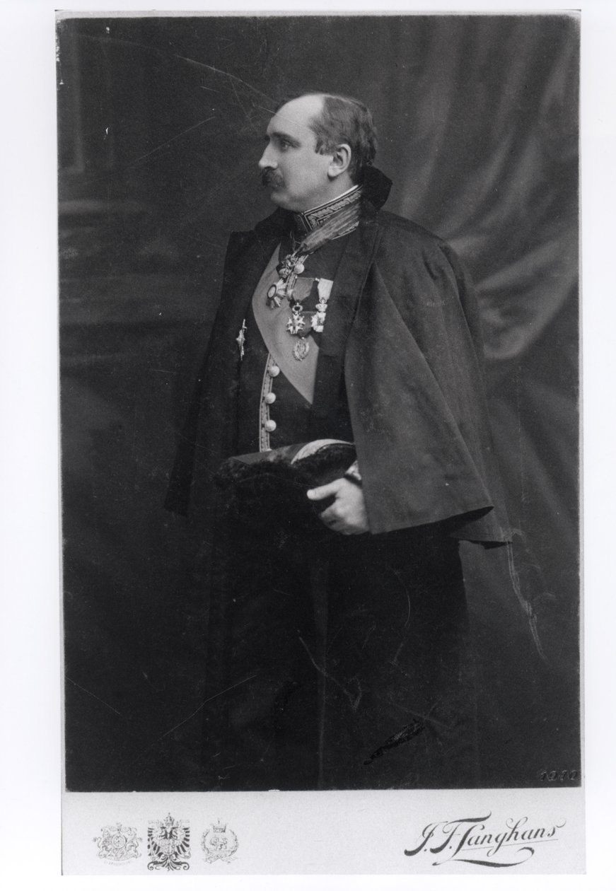 Paul Claudel (1868-1955) em seu uniforme de embaixador, Praga, c.1910-11 de French Photographer