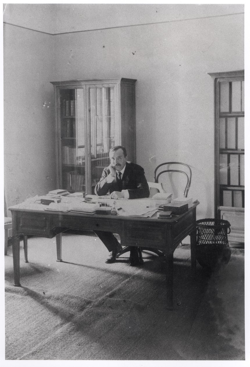 Paul Claudel (1868-1955) em seu escritório em Praga de French Photographer