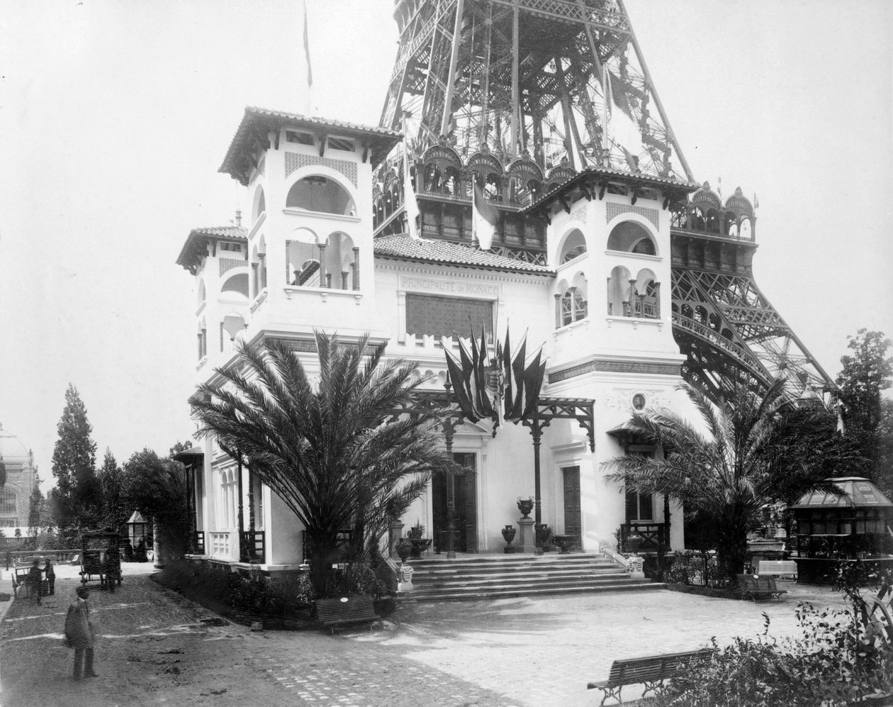 Pavilhão de Mônaco, com base da Torre Eiffel ao fundo, Exposição de Paris, 1889 de French Photographer