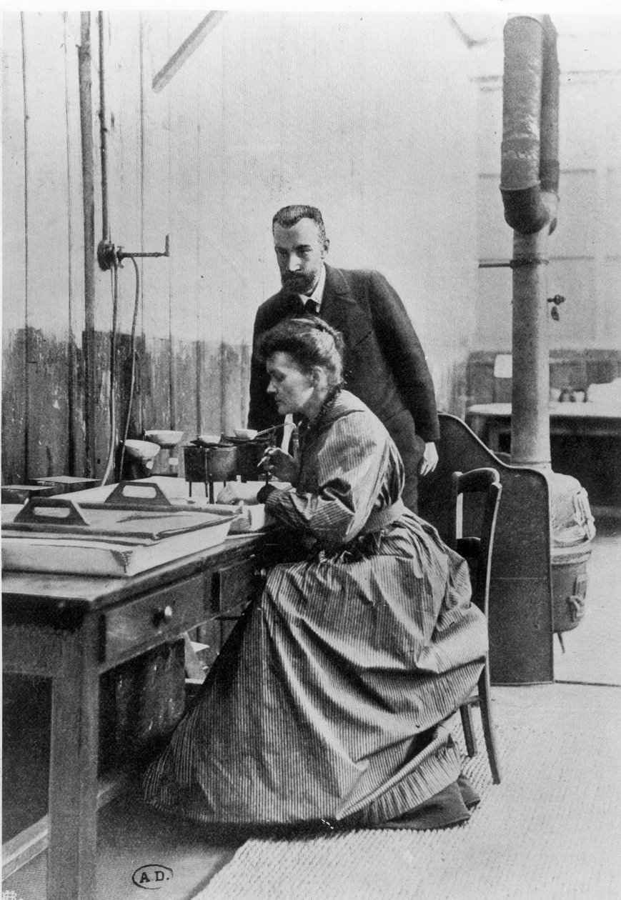 Pierre (1859-1906) e Marie Curie (1867-1934) em seu laboratório, c.1903 de French Photographer