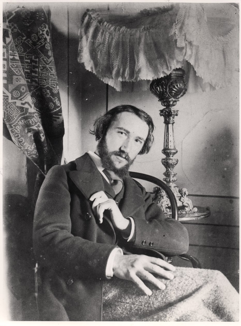 Retrato de Andre Gide (1869-1951) em seu apartamento em Paris, 1894 de French Photographer