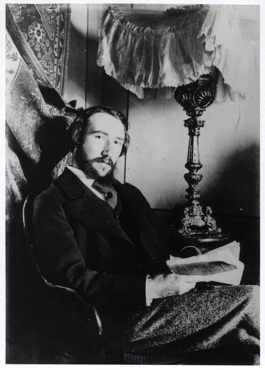 Retrato de Andre Gide (1869-1951) em seu apartamento em Paris, 1894 de French Photographer