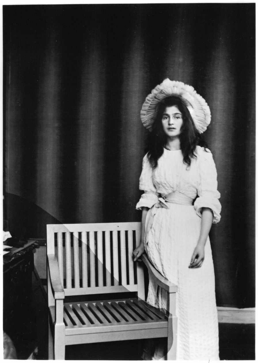 Retrato de Julie Manet com 16 anos (1878-1966) 1894 de French Photographer