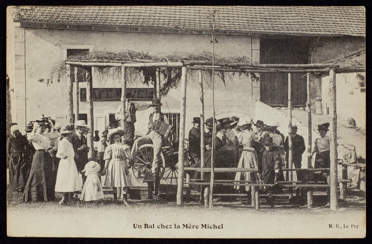 Postal retratando uma dança no Mere Michels, Le Puy, c.1900 de French Photographer