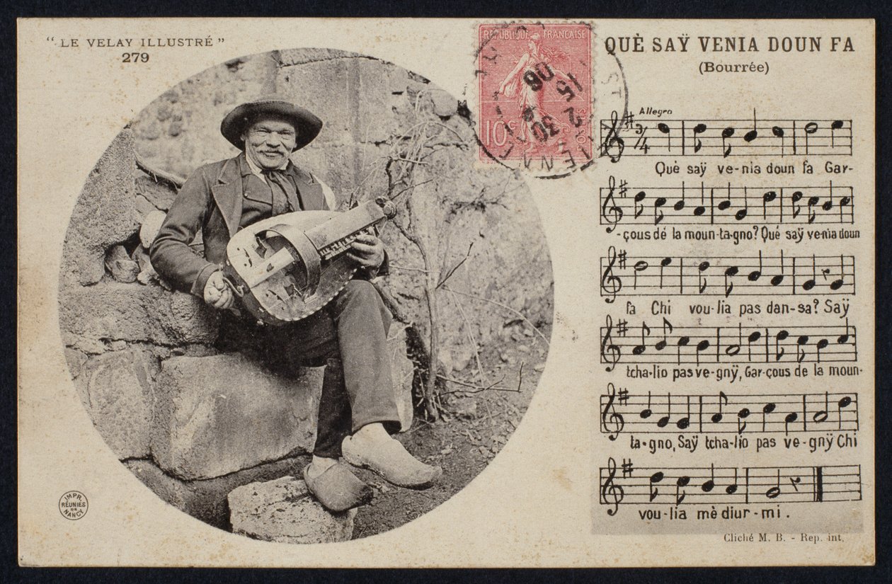 Postal retratando um jogador gurdy hurdy e a folha de pontuação de um bourree, c.1900 de French Photographer
