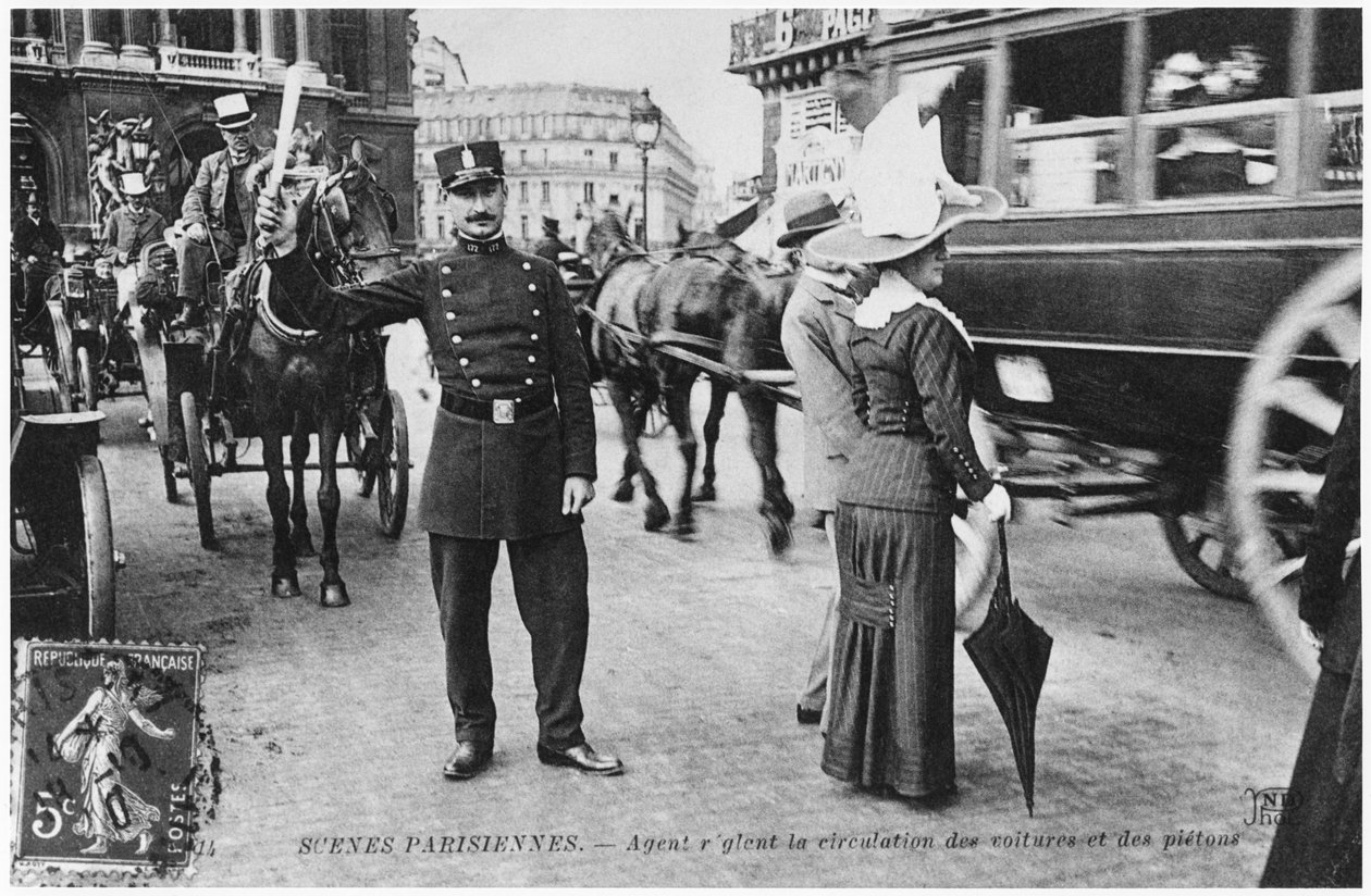 Postal representando um policial dirigindo o tráfego em Paris, antes de 1914 de French Photographer