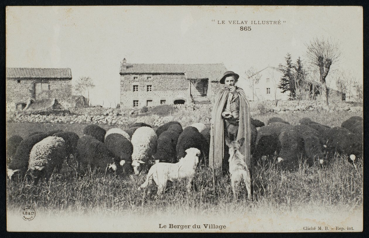 Postal representando um pastor em uma aldeia, c.1900 de French Photographer