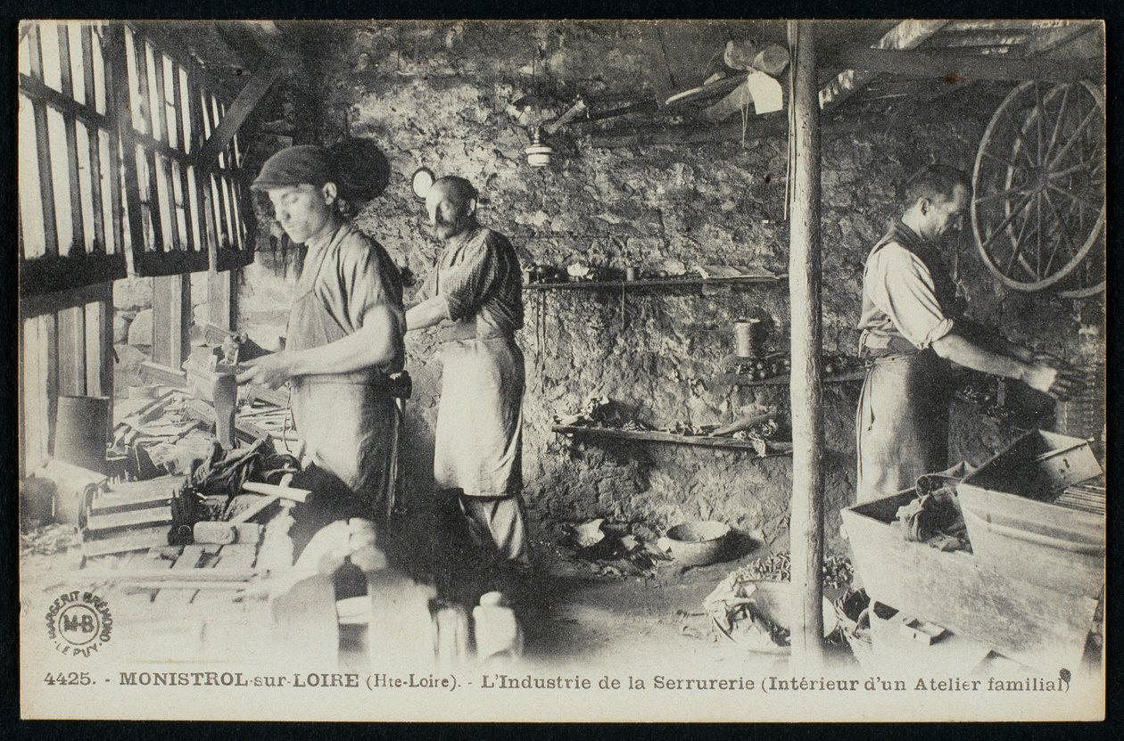 Postal retratando uma oficina de serralheria em Monistrol sur Loire, Le Puy-en-Velay, c.1900 de French Photographer